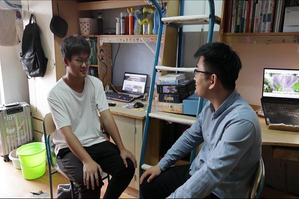 胡亮亮辅导员与学生交谈 韩睿琦提供.jpg 7AC90